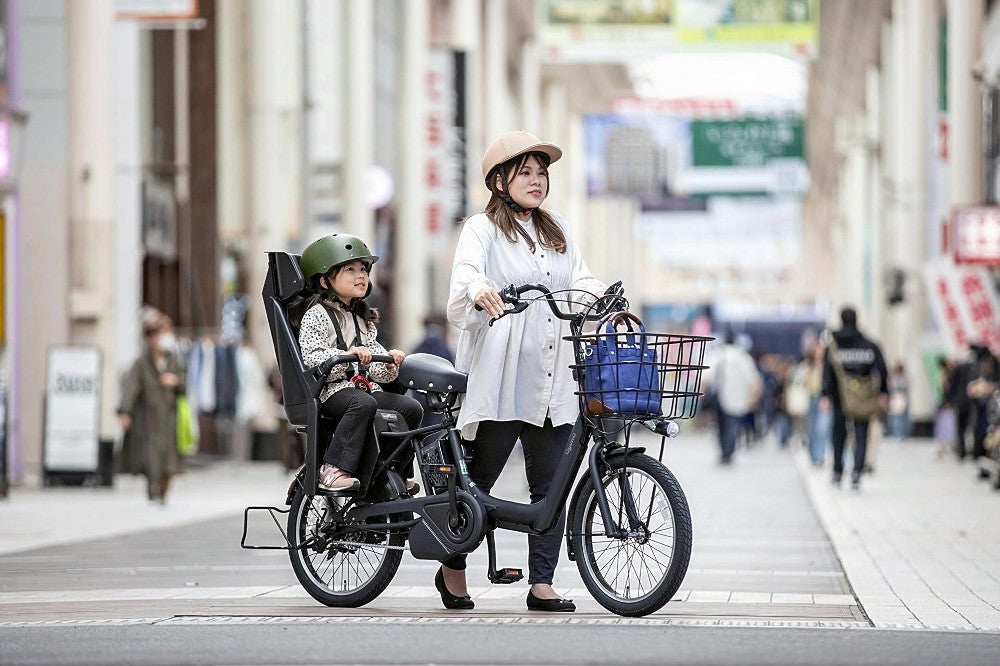 押し歩きも電動アシスト、パナ6月発売…幼児乗せて移動しても安定