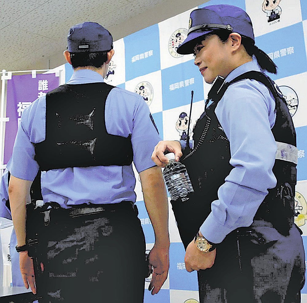 警察官も暑さ対策が必要、耐刃防護衣の下に冷却ベスト…腰にドリンク