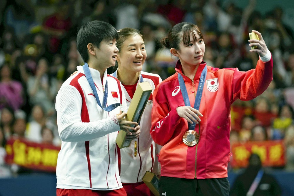 パリオリンピック2024：早田ひな(卓球女子シングルス銅メダル)が表彰台
