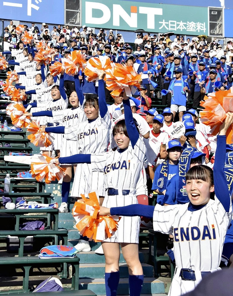 高校野球：元々は女子校の健大高崎…チア部はユニホーム模した新衣装