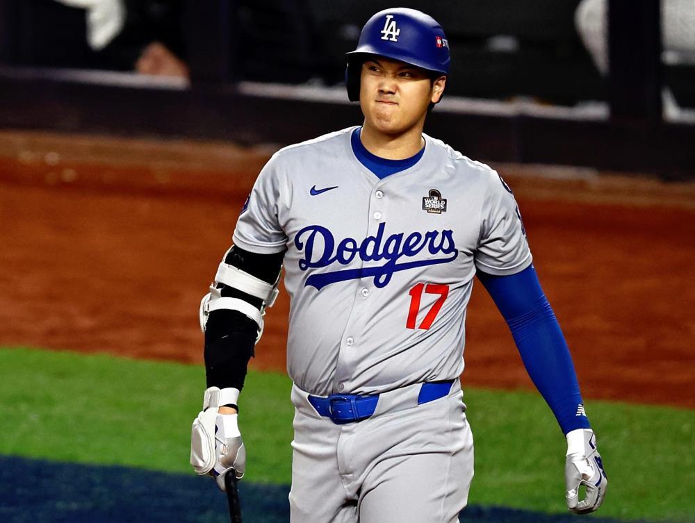 ドジャース大谷翔平、ワールドシリーズ3回に初めてスイング…痛そうな