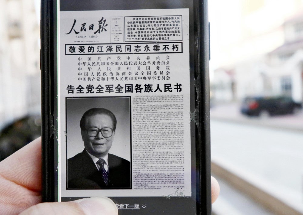 中国、社会全体で江沢民氏追悼ムード…テレビ・アプリの背景に灰色
