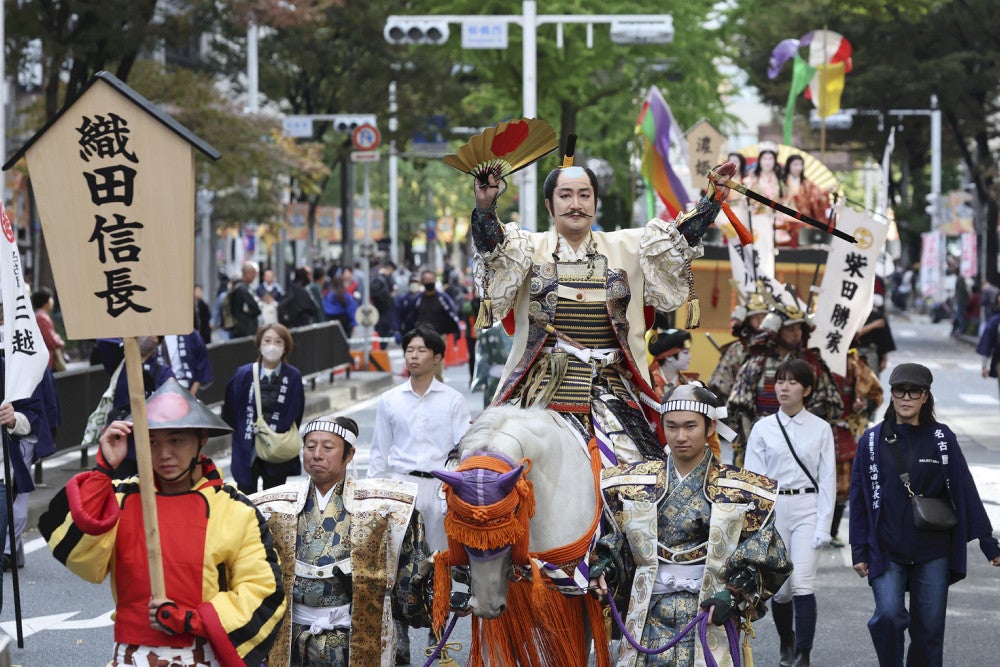 信長役が落馬」と119番、病院へ搬送…名古屋まつり : 読売新聞