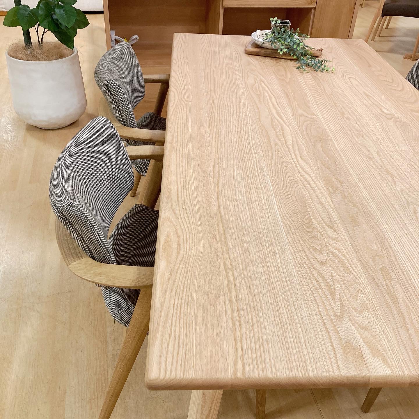 HIDA・チェアと筑波産商・ダイニングテーブルの組み合わせのご紹介