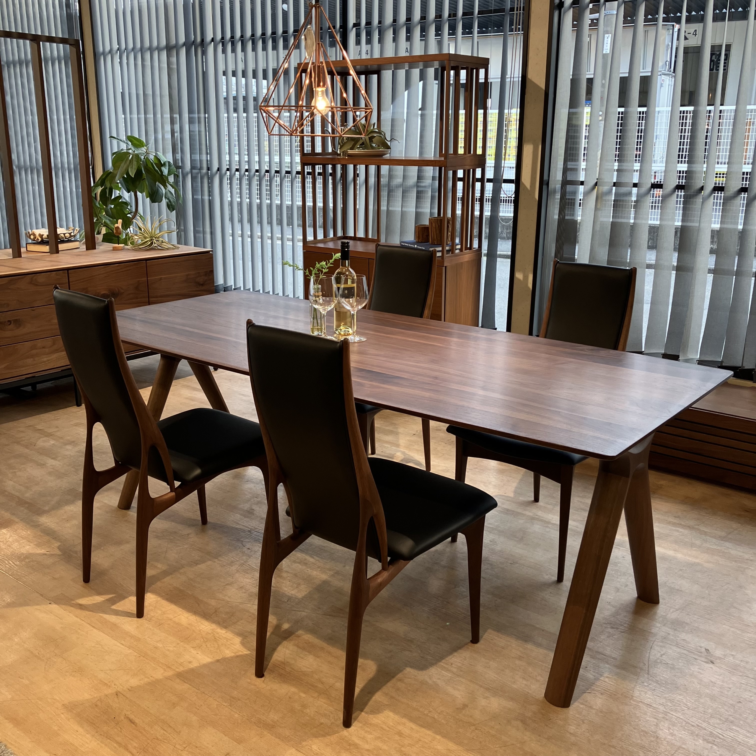 匠工芸・ダイニングチェアと起立木工・ダイニングテーブルの組み合わせ