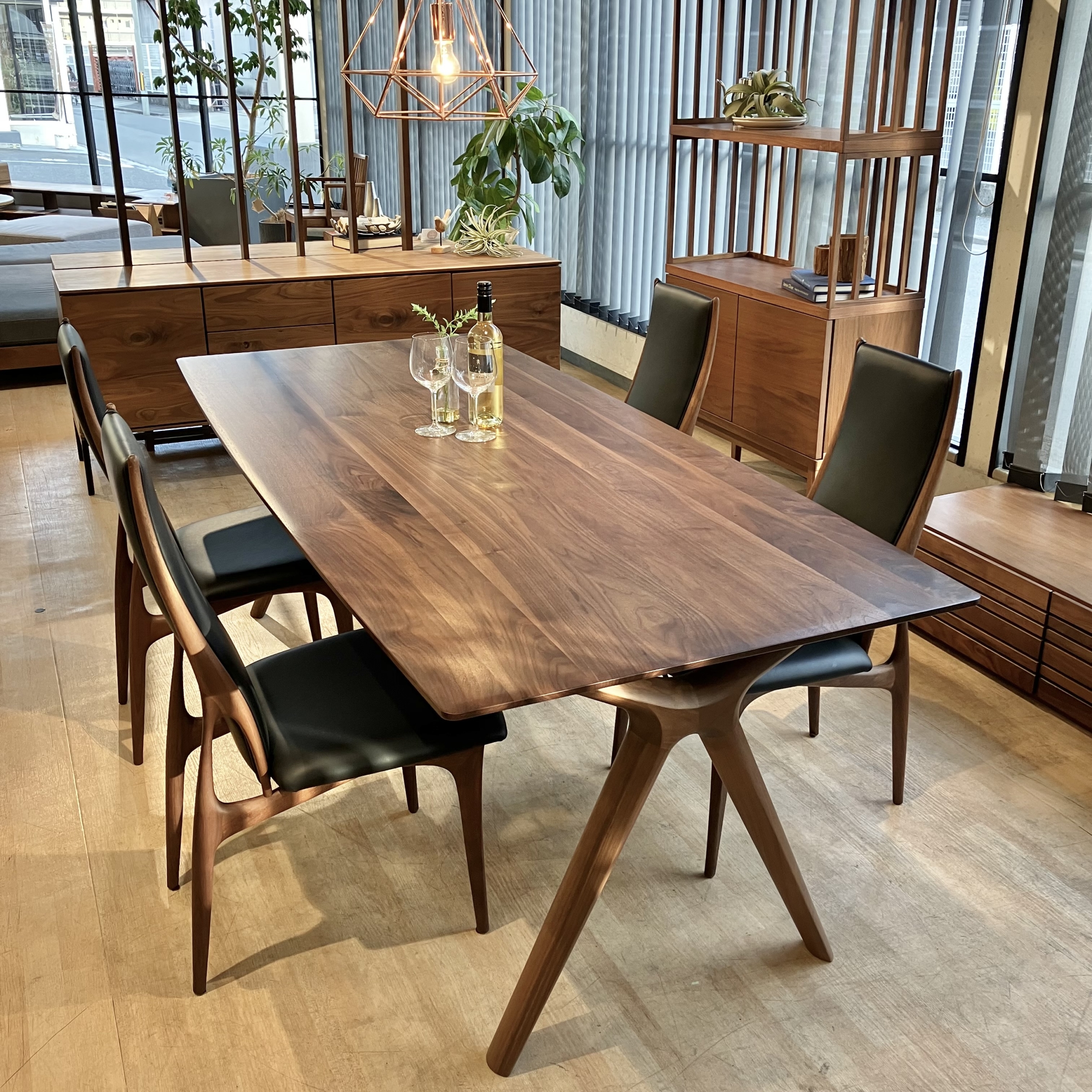 匠工芸・ダイニングチェアと起立木工・ダイニングテーブルの組み合わせ