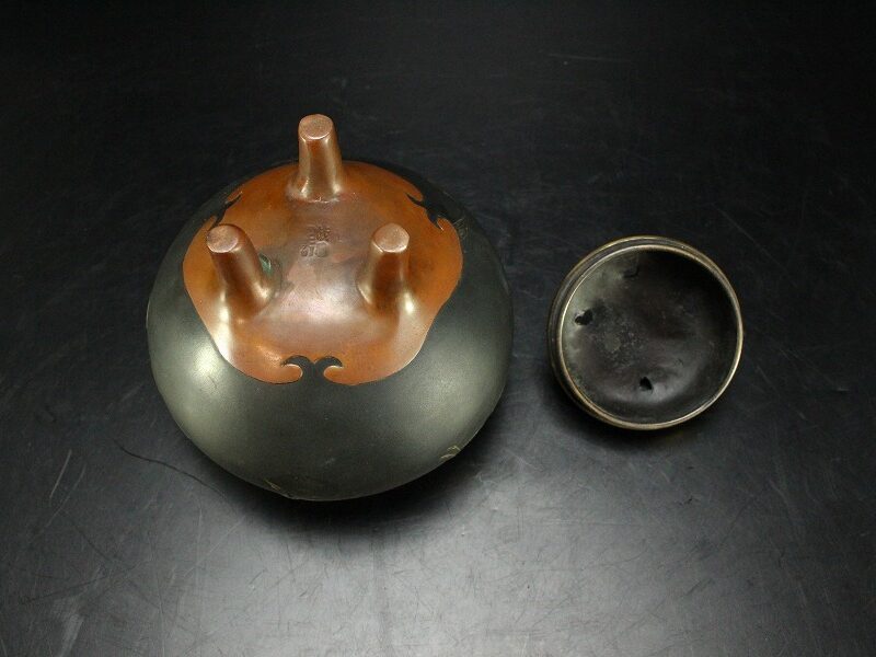 SOLD OUT 金銀象嵌 松鶴紋 三足 香炉 明治金工 在銘(L969) | 京都の