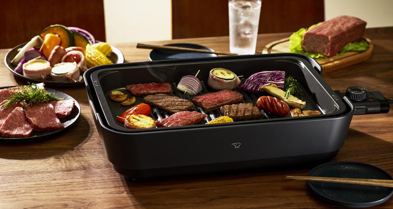 気になる煙や油の飛び散りを抑える「深型穴あき焼肉プレート」を採用