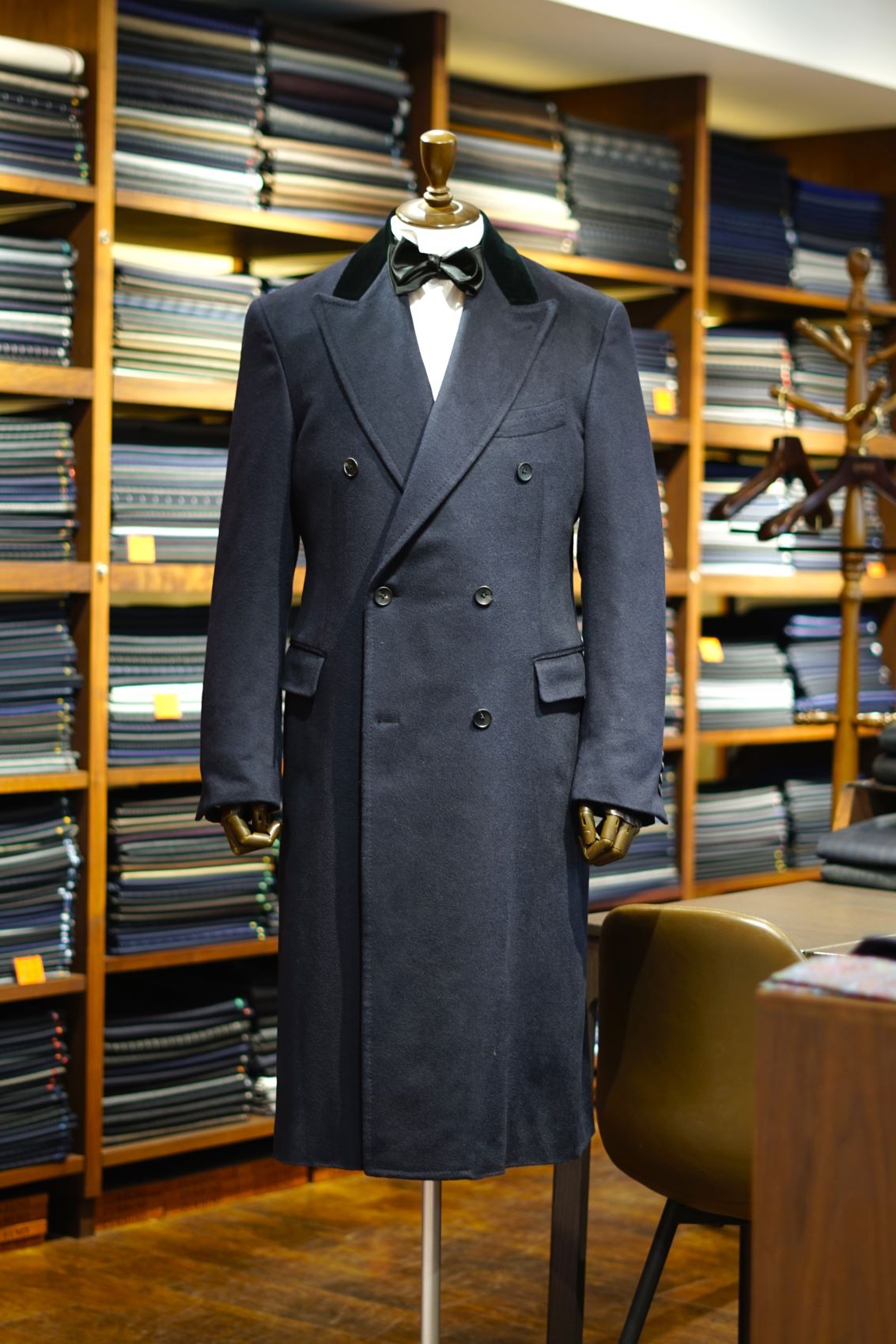 カシミヤコートに妥協は許されません。期待を超える服地がこちらです