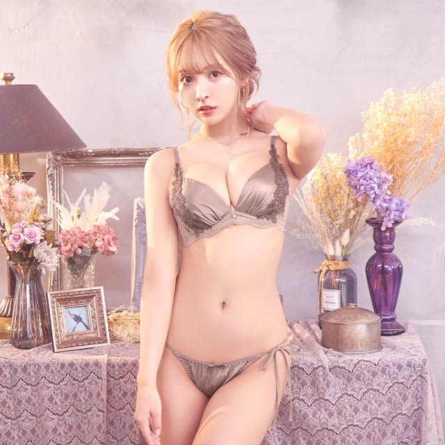 三上悠亜ちゃん着用】グロスサテンラインブラジャー&サイド紐Tバック