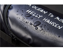 防水性能を備える“EverioR”と、マリンウェアブランド「HELLYHANSEN」と