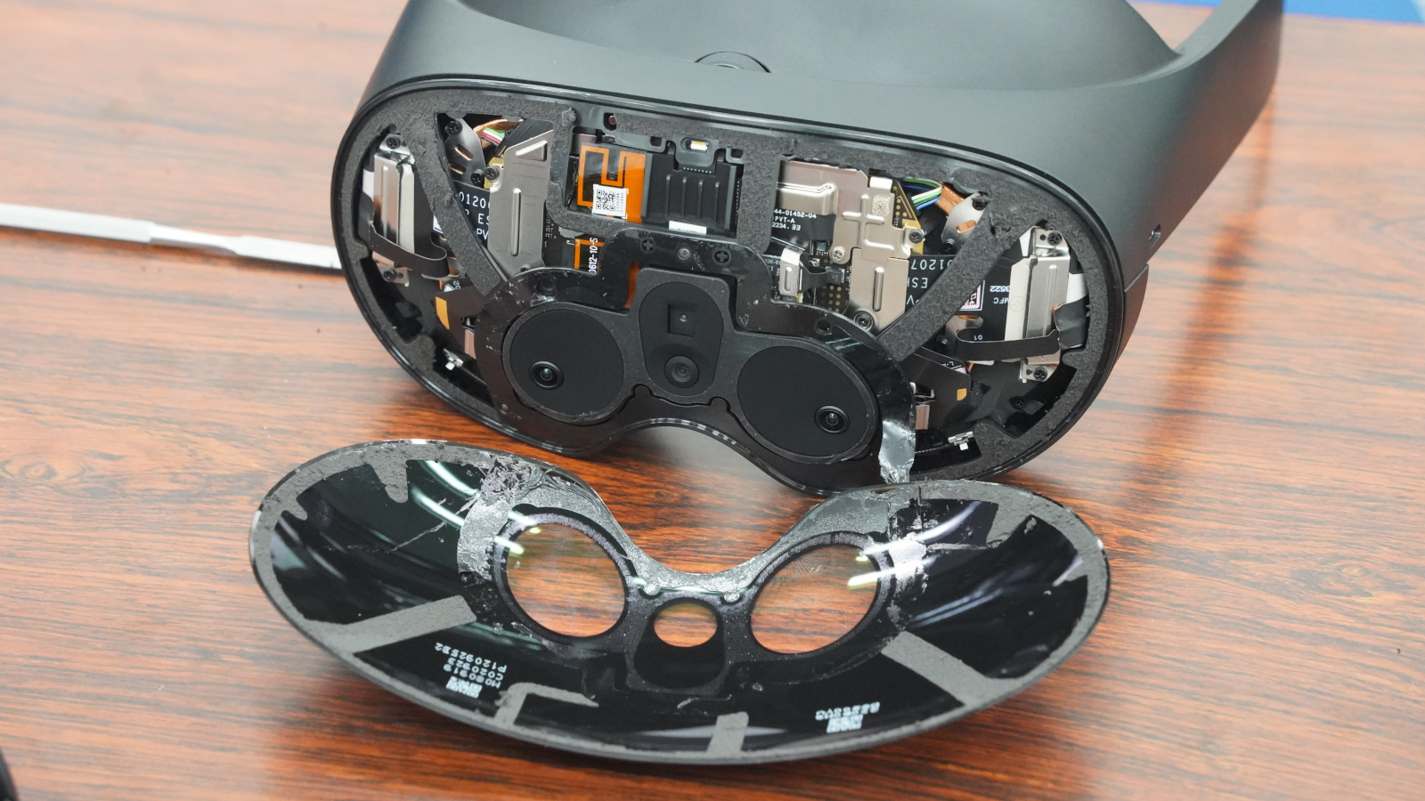 Meta Quest Pro分解、ミニLED採用の薄く高度な光学系 | 日経クロス