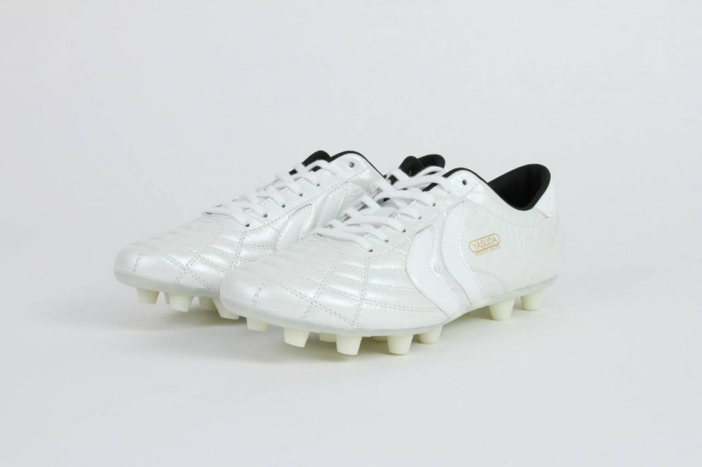 オールカンガルーレザーのスパイク「Ligaresta Pro」のオールホワイト