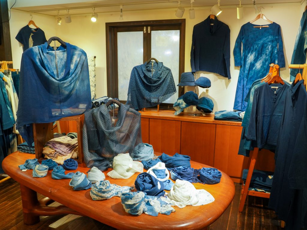 ステンドグラス 三宅治良 / 藍染め 下村透 「職人の仕事展」 - 八ヶ岳