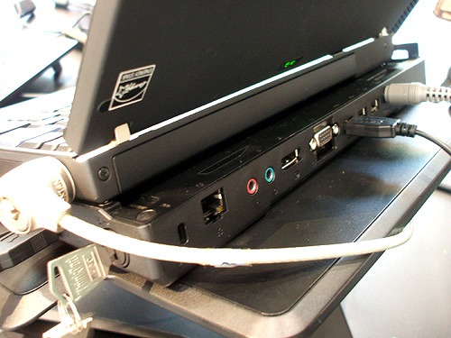 X201シリーズの周辺機器「 ウルトラベース 」はこんなに多機能・便利