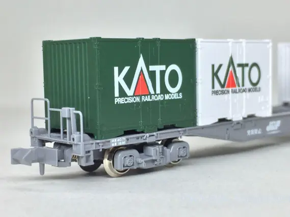 KATOの コキ106+107 コンテナ無積載 10両セットと2両増結が入線しま
