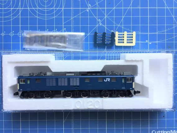 EF64 1001とEF64 1028の復活国鉄色セットが入線です。TOMIX 98990