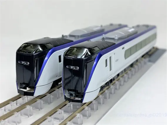 再生産のE353系「あずさ・かいじ」が入線です。KATO 10-1522 10-1523