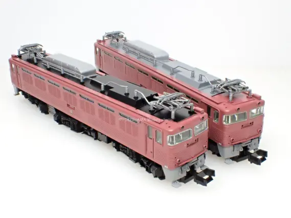 EF81 300番台（1次形・ローズピンク）田端機関区が入線です。TOMIX