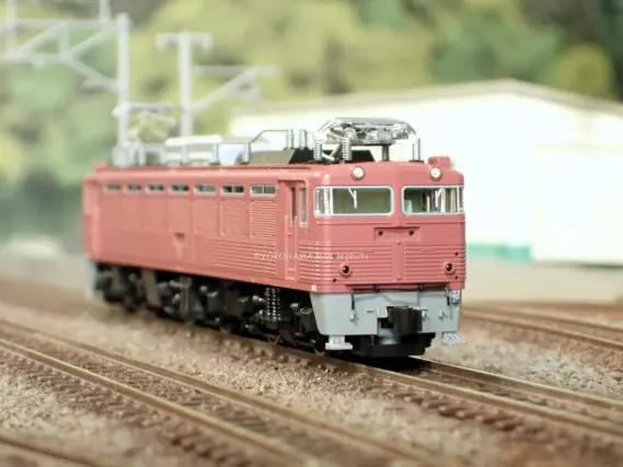 EF81 300番台（1次形・ローズピンク）田端機関区が入線です。TOMIX