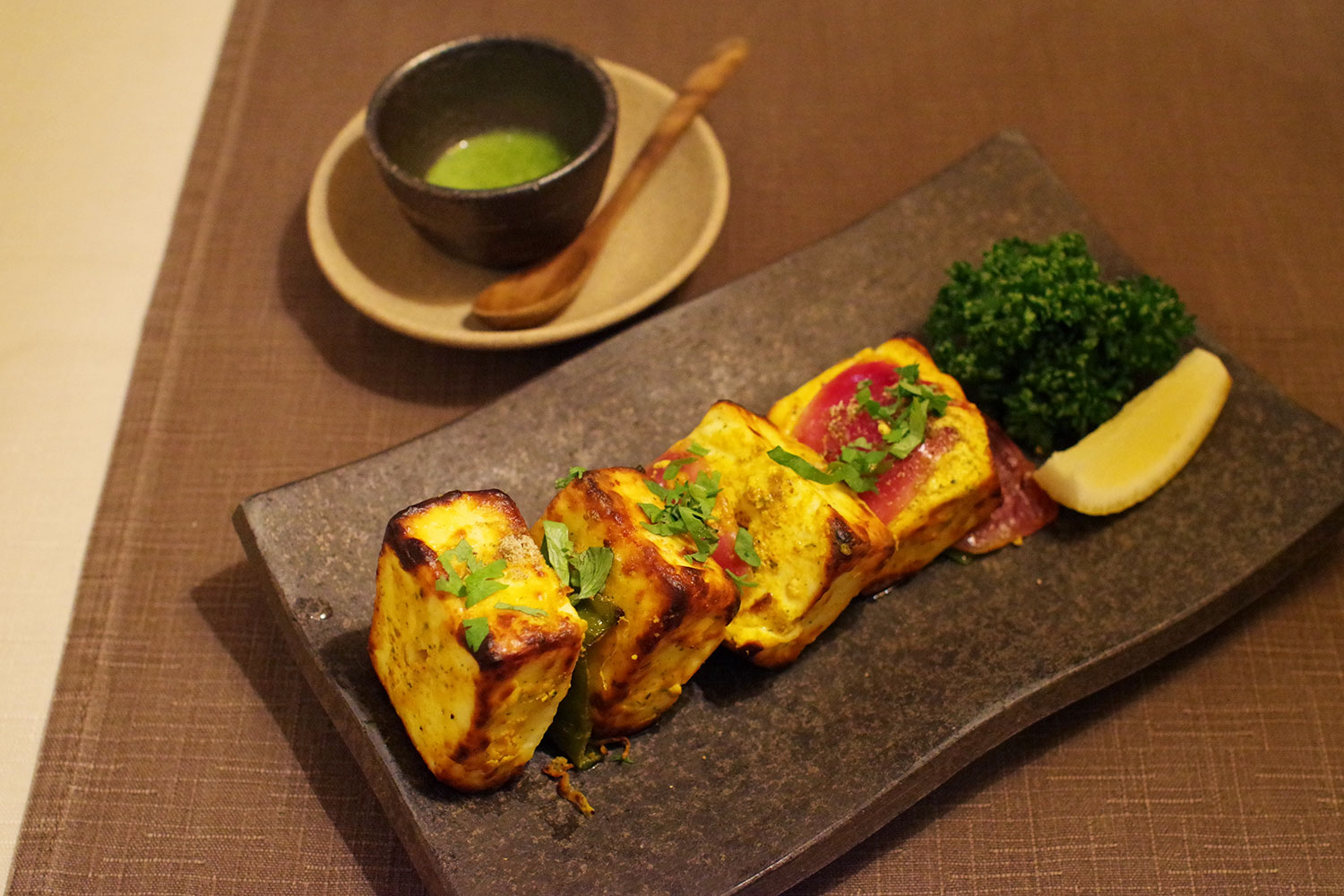 洗練とセンス極まるインド料理。神楽坂「想いの木」の巧みなヨーグルト