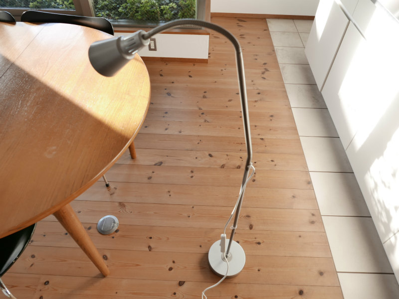 読書用フロアスタンドライトは、これがおすすめ。理由は、値段が安く