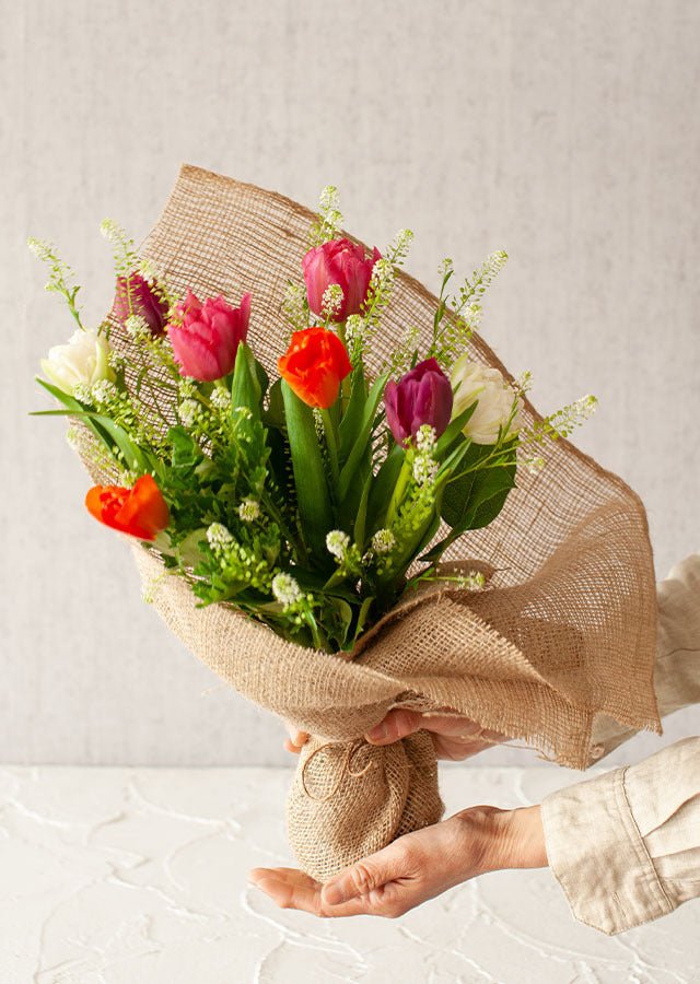 春の花束】チューリップと季節のグリーンのブーケ「coloré」Sサイズ