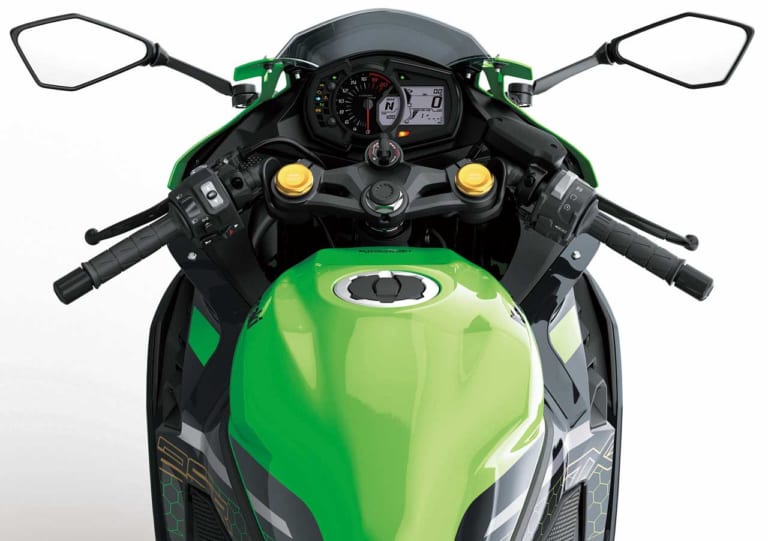 ニンジャZX-25RのコックピットはまるでZX-6R【本物スペックが織り成す