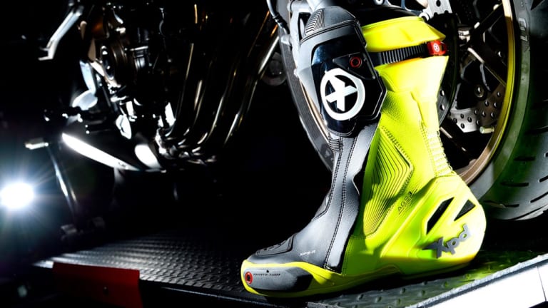 最高レベルの安全性を詰め込んだXPDレーシングブーツの最高峰「XP9-R