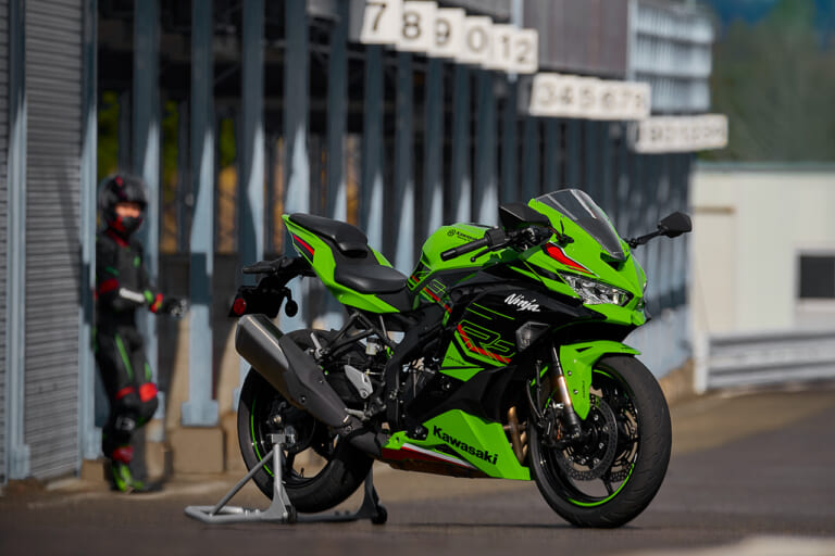 80psの秘密に迫る! カワサキNinja ZX-4R エンジン解説＆ZX-25R比較