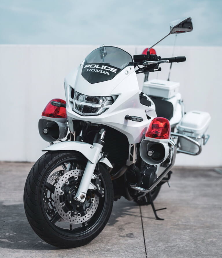 白バイに正式採用!! クロモリ鋼の高精度アクスルシャフトが より正確な