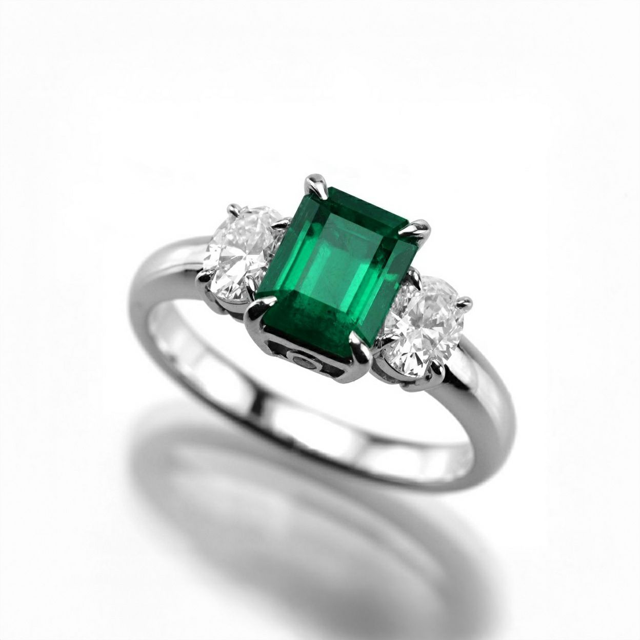 コロンビア産エメラルド0.72ctプラチナリングダイヤ1.43ct付(GIA宝石