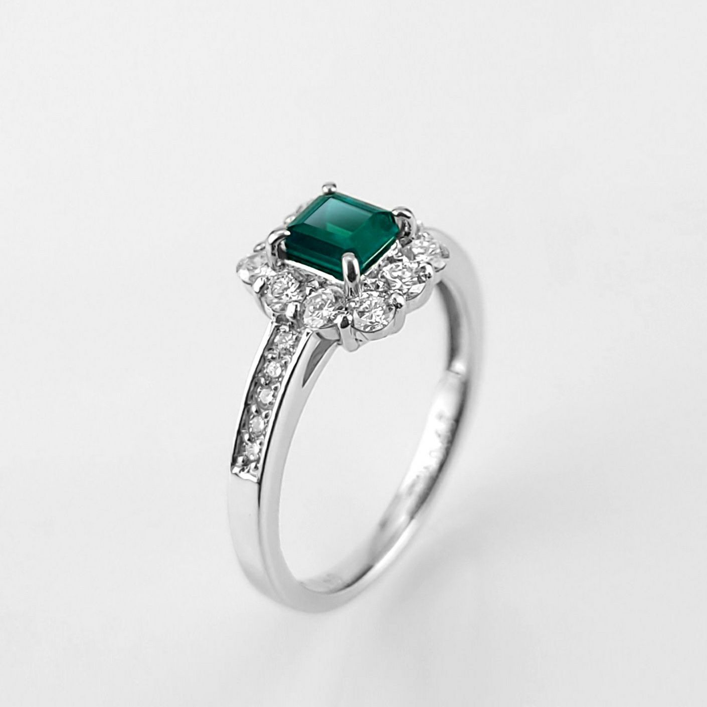 コロンビア産エメラルド0.48ctプラチナリングダイヤ0.47ct付(中央宝石