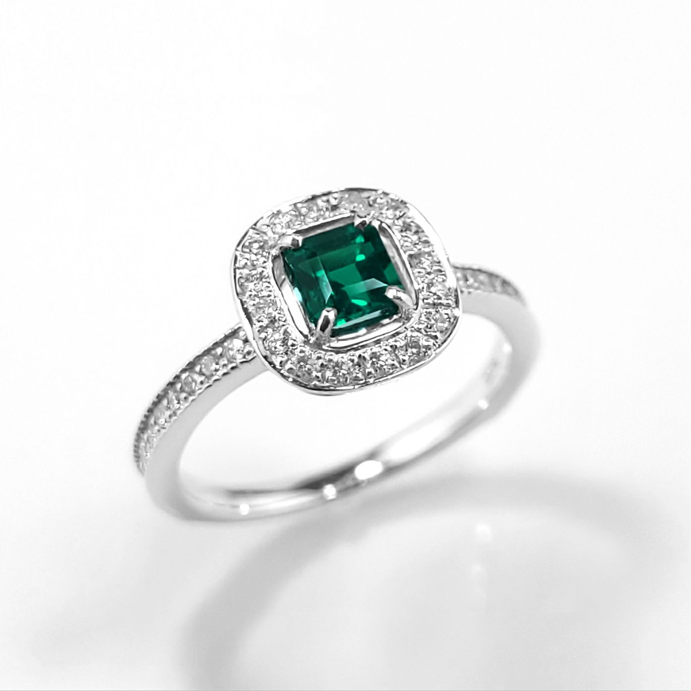コロンビア産エメラルド0.37ctプラチナリングダイヤ0.26ct付(中央宝石