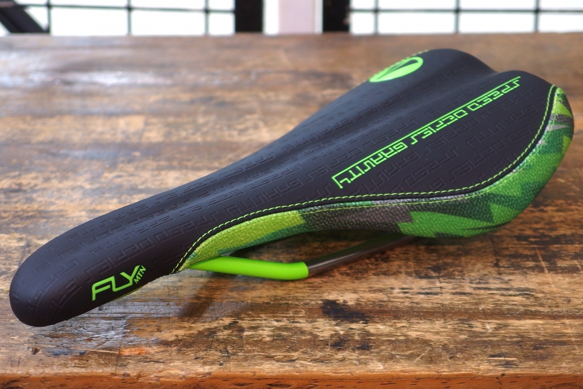 特価サドル】『チタンレール』仕様！快適性も高い軽量サドルが『6千円