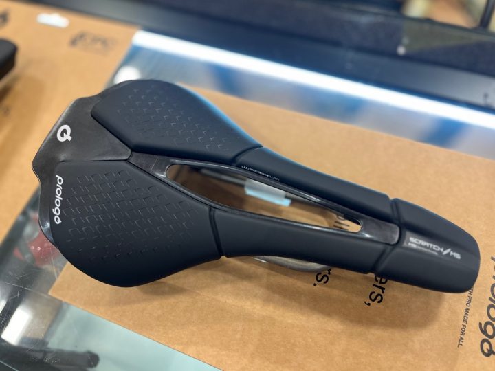 PROLOGO】ショートサドルの定番「SCRATCH M5」が2種類入荷しました