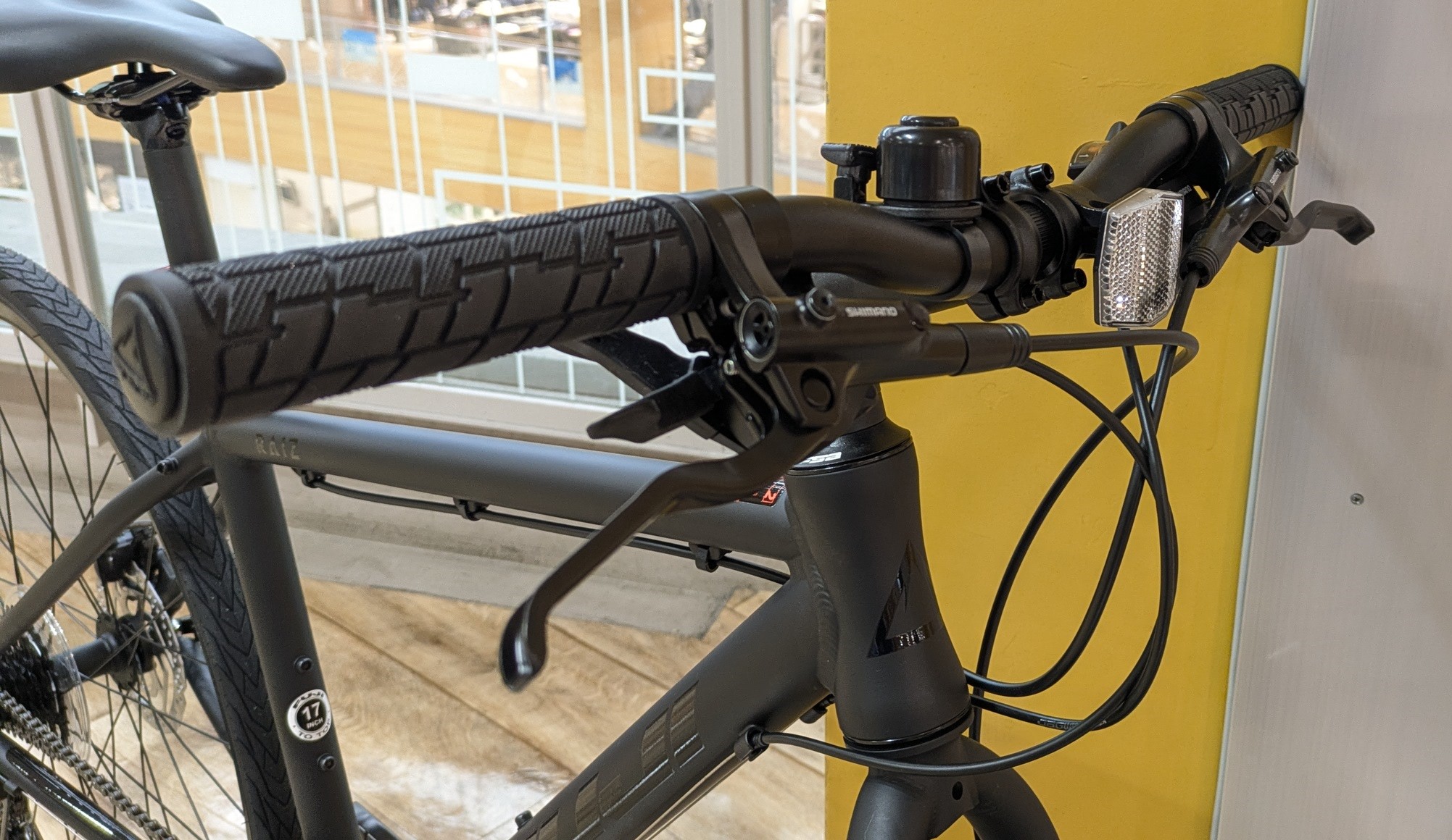 オータムフェア開催中！】マットブラックのイカしたクロスバイクが入荷