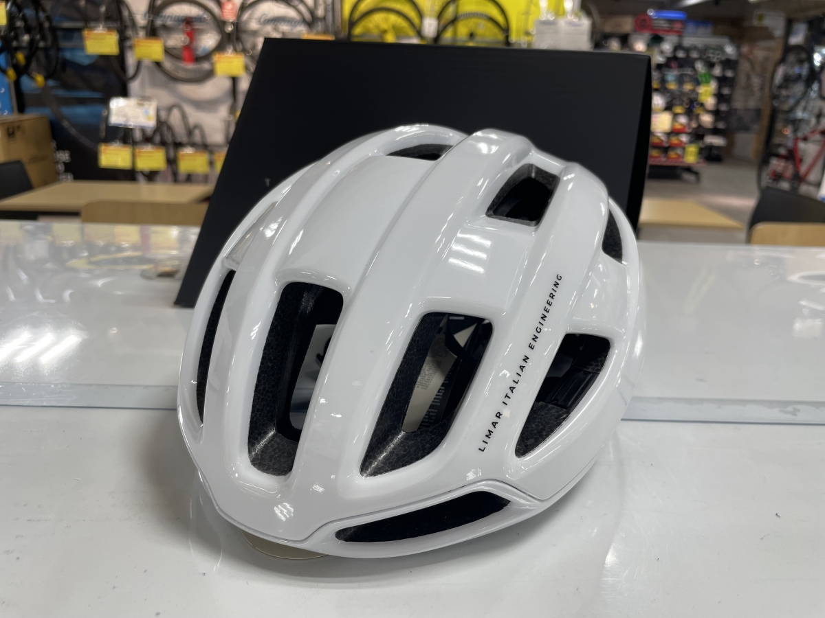 スマートなヘルメットにMIPS付き！！あご紐もマグネットで簡単着脱