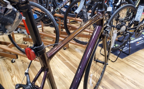 GIANT】15万円クラスと思えない凝ったカラーリングのロードバイク