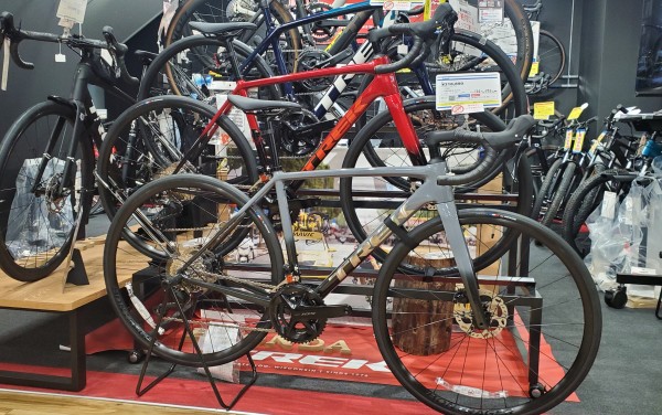 TREK】新しいカラーもカッコイイ！！12速105を搭載したEMONDA ALR 5の