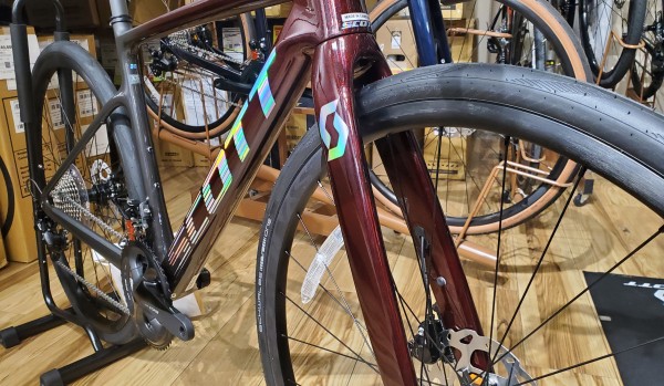 SCOTT】コンフォート＆エアロの万能ロングライド向きカーボンフレーム