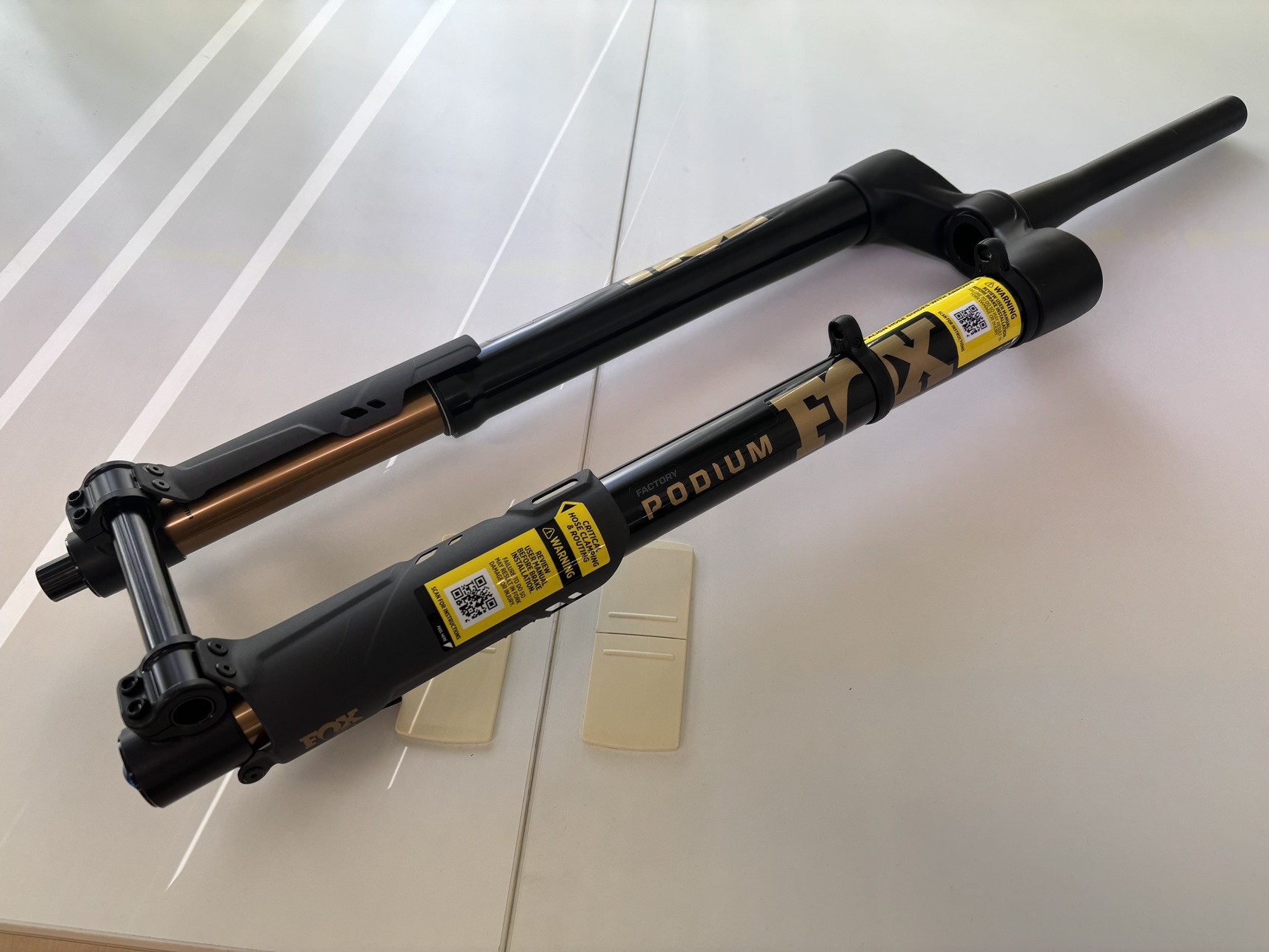 FOX SUSPENSION】もしかして社内スタッフ第1号？逆さまになった『アレ