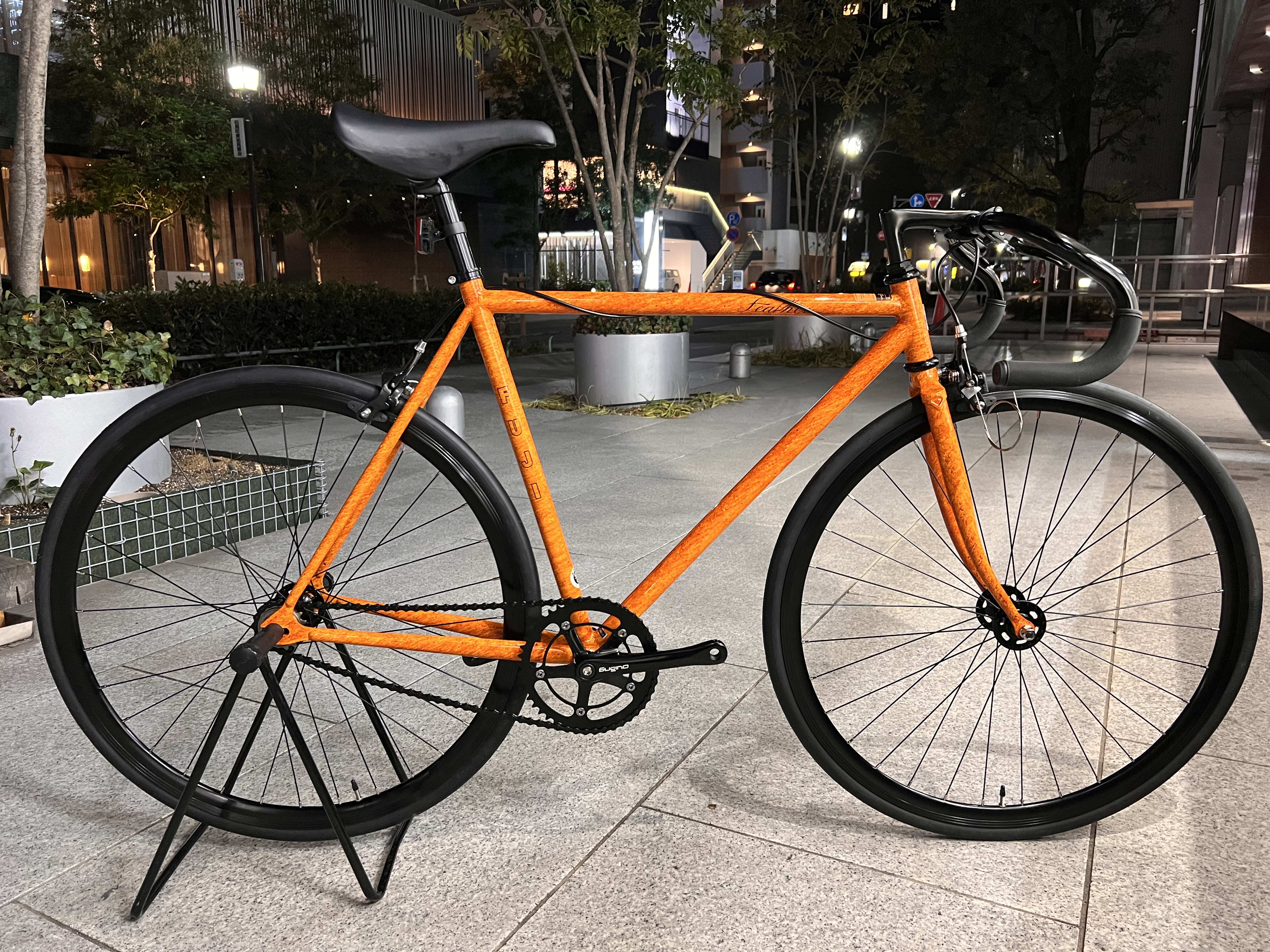 めちゃくちゃ目立つカラーのピストバイク入荷しました！【FUJI