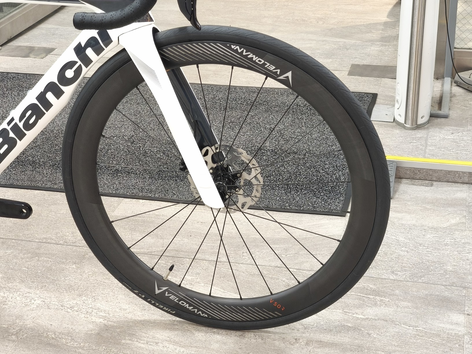 BIANCHI】カーボンホイール×105DI2を搭載した高性能バイク OLTRE COMP