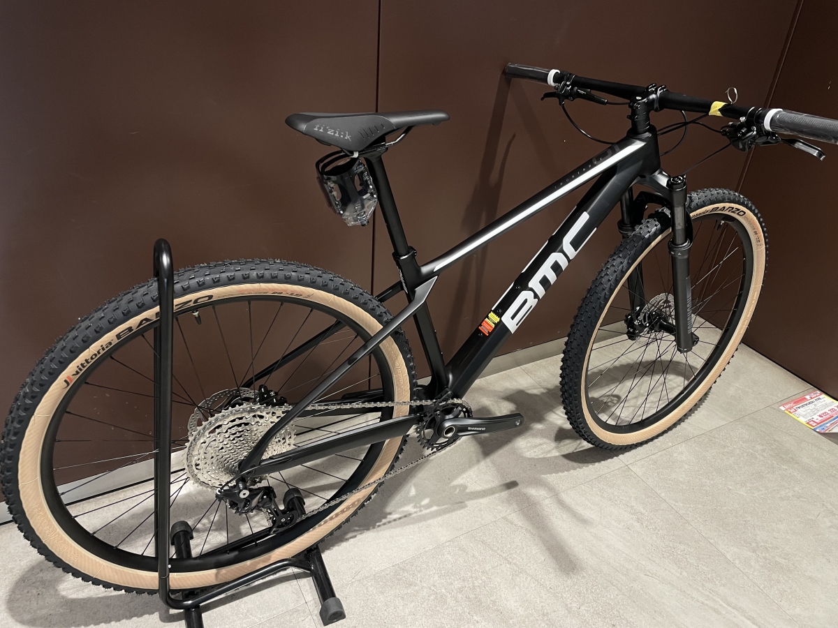 衝撃価格】高剛性超軽量のハイエンドカーボンMTBが入荷！！【BMC