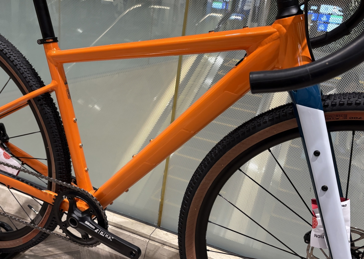 ド派手な本格アルミグラベルロードが特価です！！ | 新宿でスポーツ