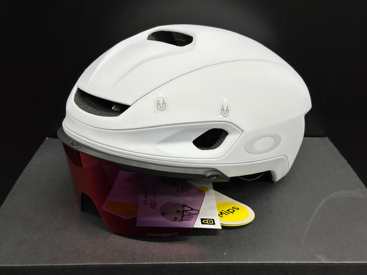 OAKLEY】新型ARO7エアロヘルメットはプリズムロードシールド付き