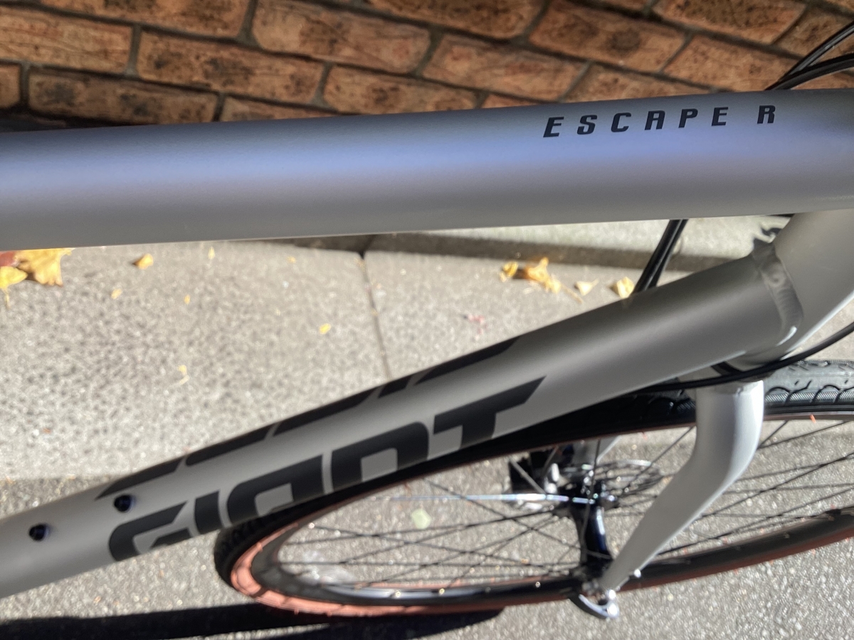 なんだかんだで人気の定番クロスバイク“GIANT ESCAPE R DISC”から