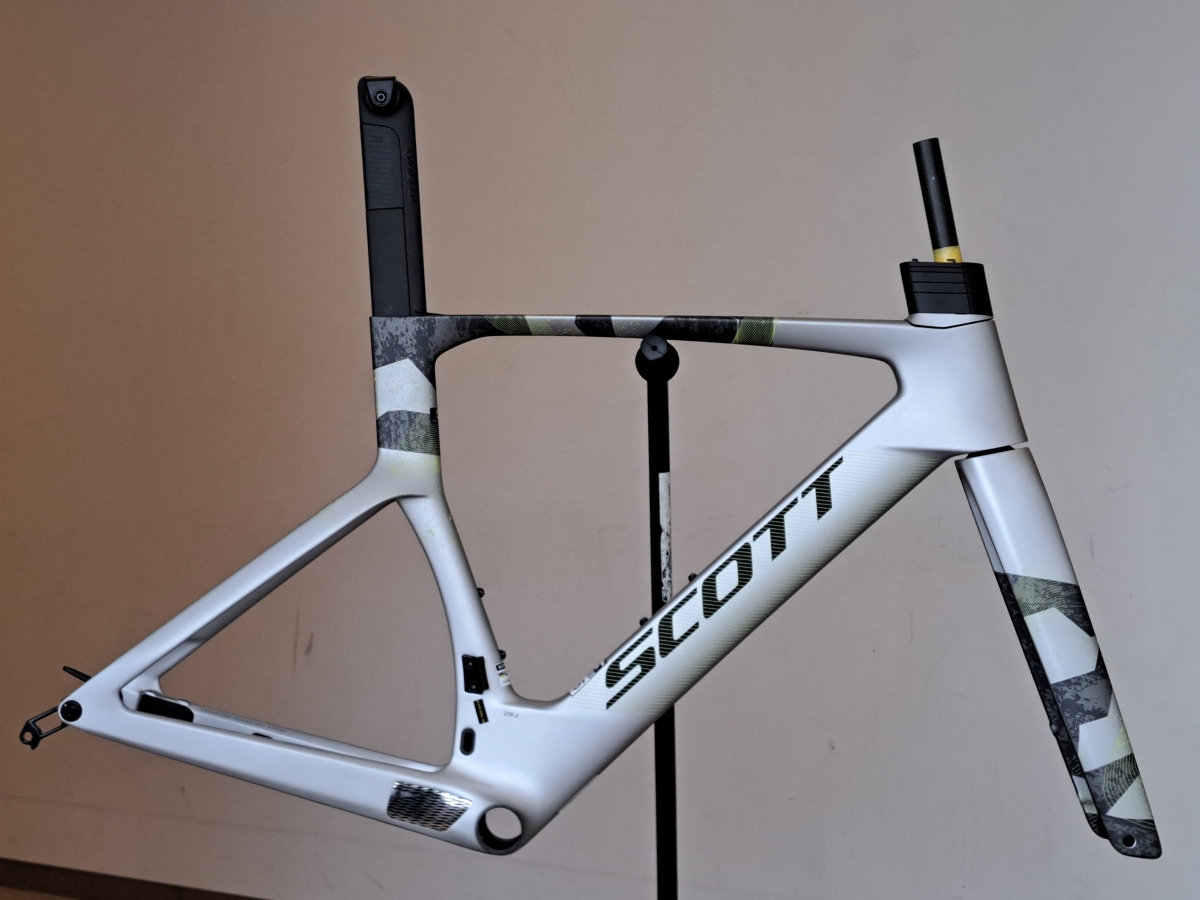 SALE】TTバイクに迫る最新エアロロード「FOIL RC」のフレームセットが