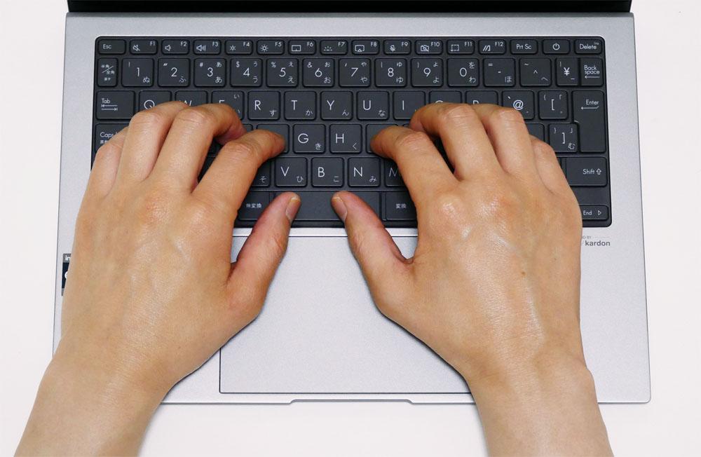 ASUS Zenbook S 13 OLED UX5304VA」実機レビュー！高解像度・有機EL